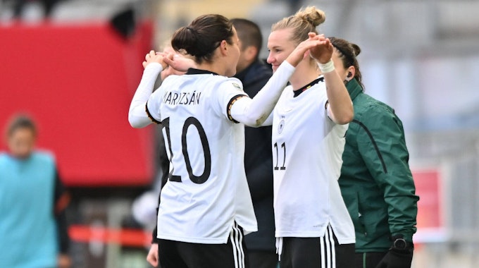 Dzsenifer Marozsan klatscht bei einer Länderspiel-Auswechslung mit Teamkollegin Alexandra Popp ab. Sie beendet ihre Nationalmannschafts-Karriere.