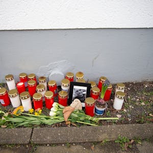 Bekannte und Freunde des Opfers haben Kerzen und Blumen in der Nähe des Tatorts abgelegt. Ein 23-Jähriger ist am Sonntagabend nach Angriffen in Köln Stammheim tödlich verletzt worden. . © Thomas Banneyer