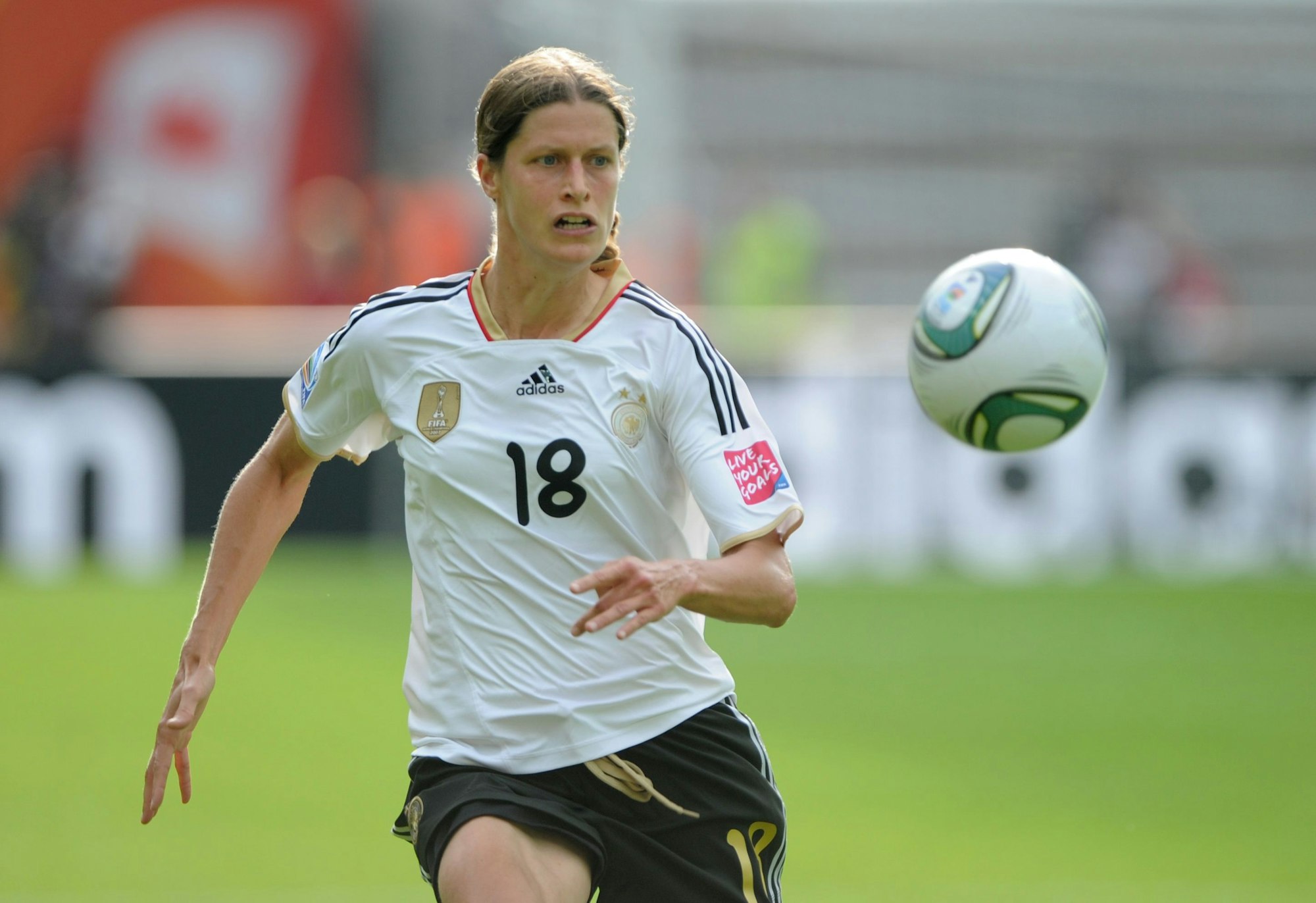 Die deutsche Nationalspielerin Kerstin Garefrekes in Aktion während des Weltmeisterschaftspiels gegen Kanada im Olympiastadion in Berlin.