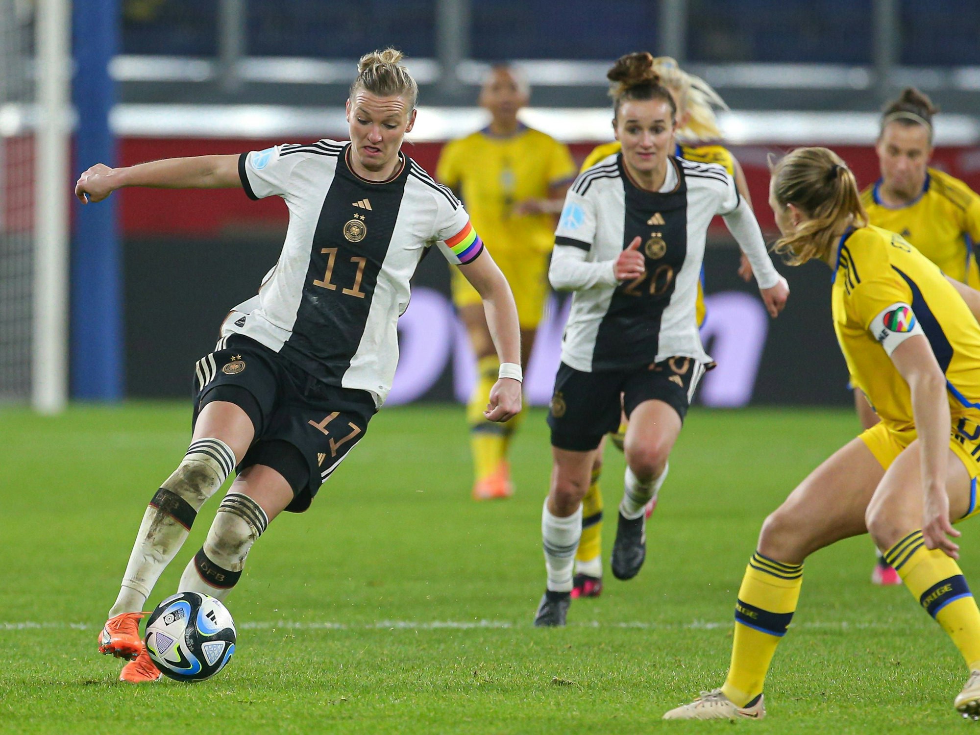 Alexandra Popp setzt zum Dribbling gegen ihre schwedische Gegenspielerin an.