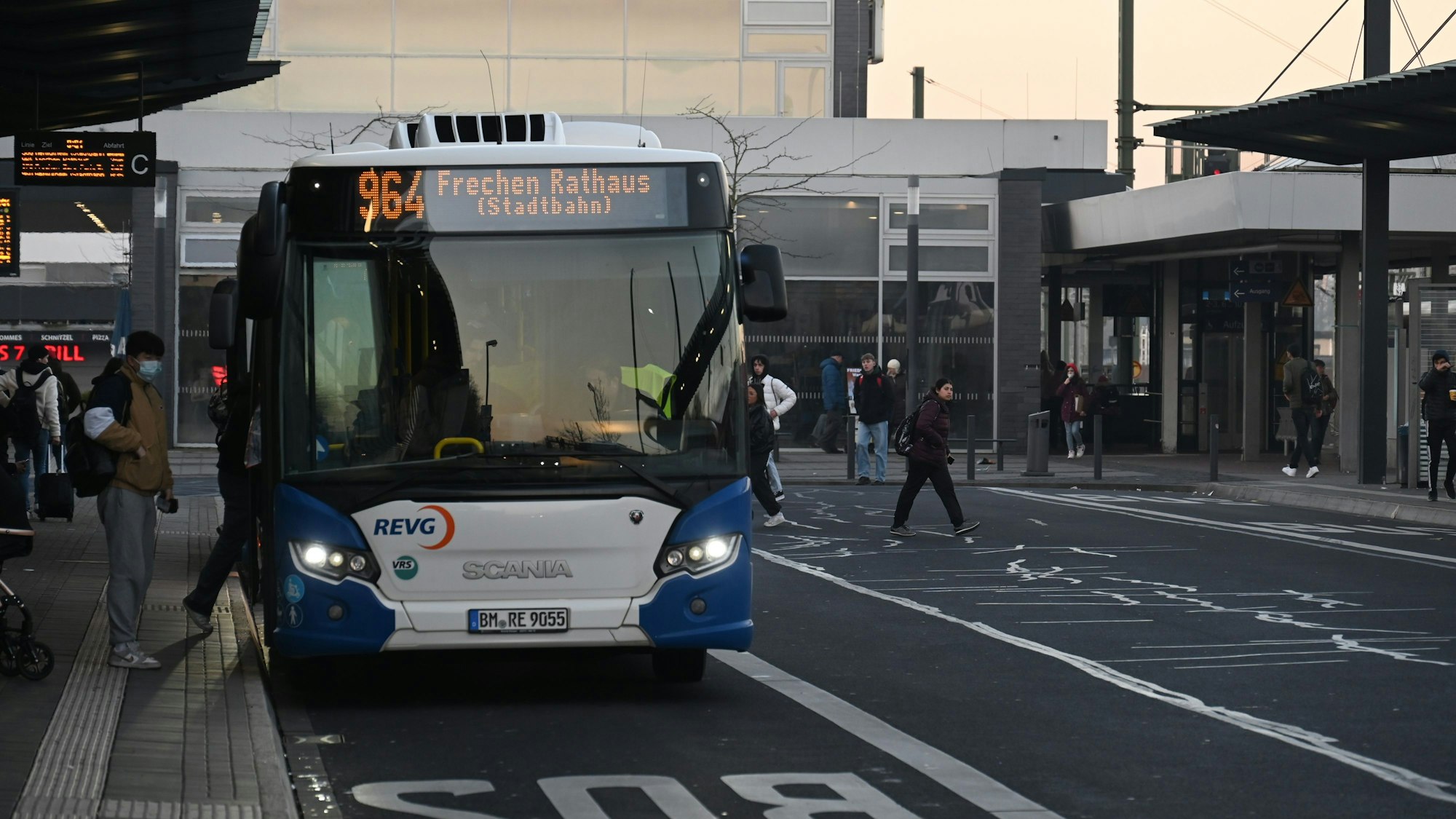 Das Foto zeigt einen wartenden Bus der Linie 964 am Busbahnhof in Kerpen-Horrem.