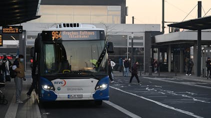 Ein Bus steht an einem Busbahnhof.