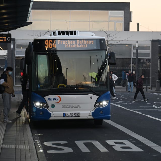 Ein Bus steht an einem Busbahnhof.