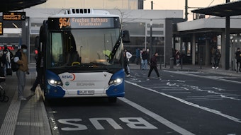 Das Foto zeigt die Linie 964 der REVG. Sie hält am Busbahnhof.