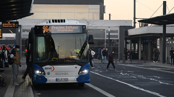 Das Foto zeigt einen wartenden Bus der Linie 964 am Busbahnhof in Kerpen-Horrem.