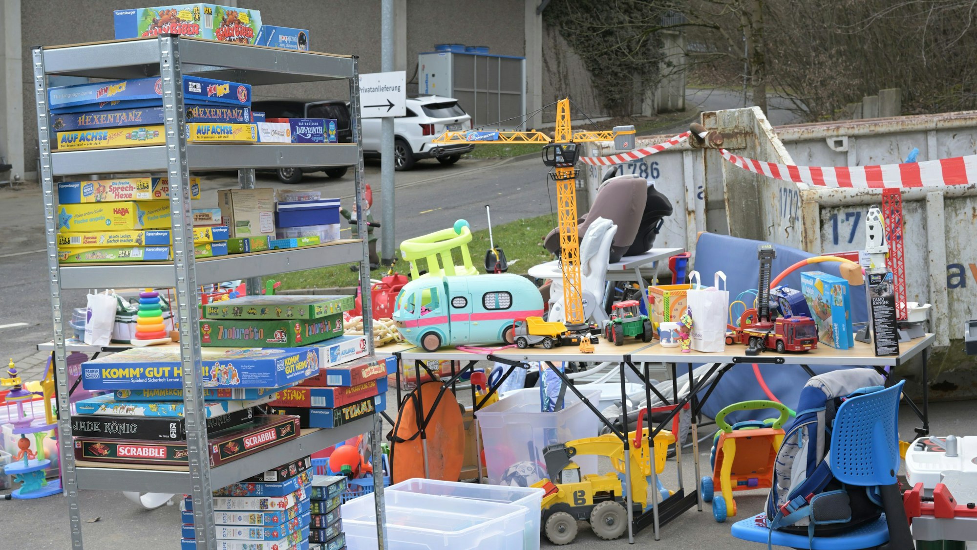 Spiele und Spielzeug auf dem Flohmarkt des Bergischen Abfallwirtschaftsverbands.