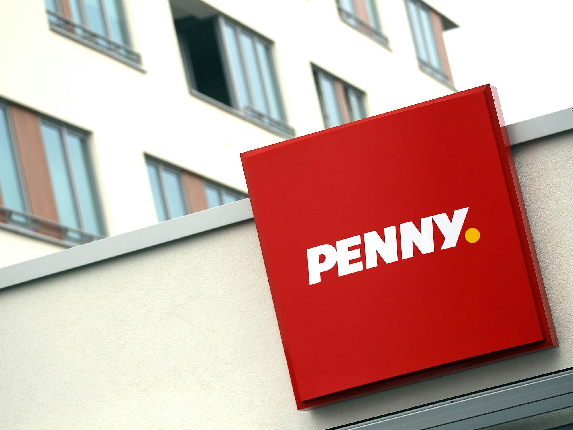 Das Logo des Lebensmittel-Discounters "Penny" an einem Markt in Köln.