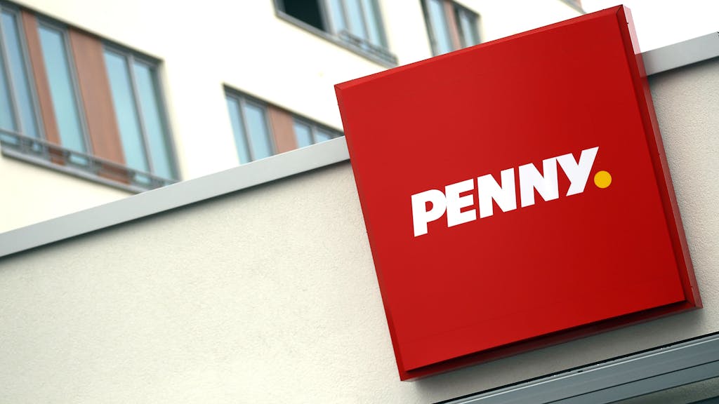 Das Logo des Lebensmittel-Discounters „Penny“ an einem Markt in Köln.
