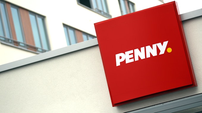 Das Logo des Lebensmittel-Discounters "Penny" an einem Markt in Köln.