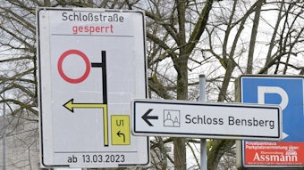 „Schloßstraße gesperrt“: eine der Hinweistafeln für Autofahrer.