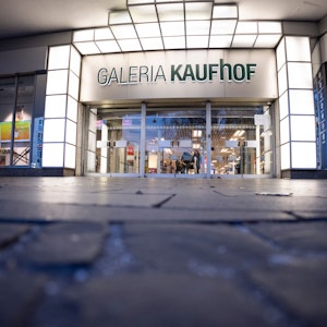 Ein Logo hängt an einer Filiale von Galeria Kaufhof in der Innenstadt.