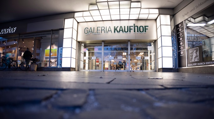 Ein Logo hängt an einer Filiale von Galeria Kaufhof in der Innenstadt.