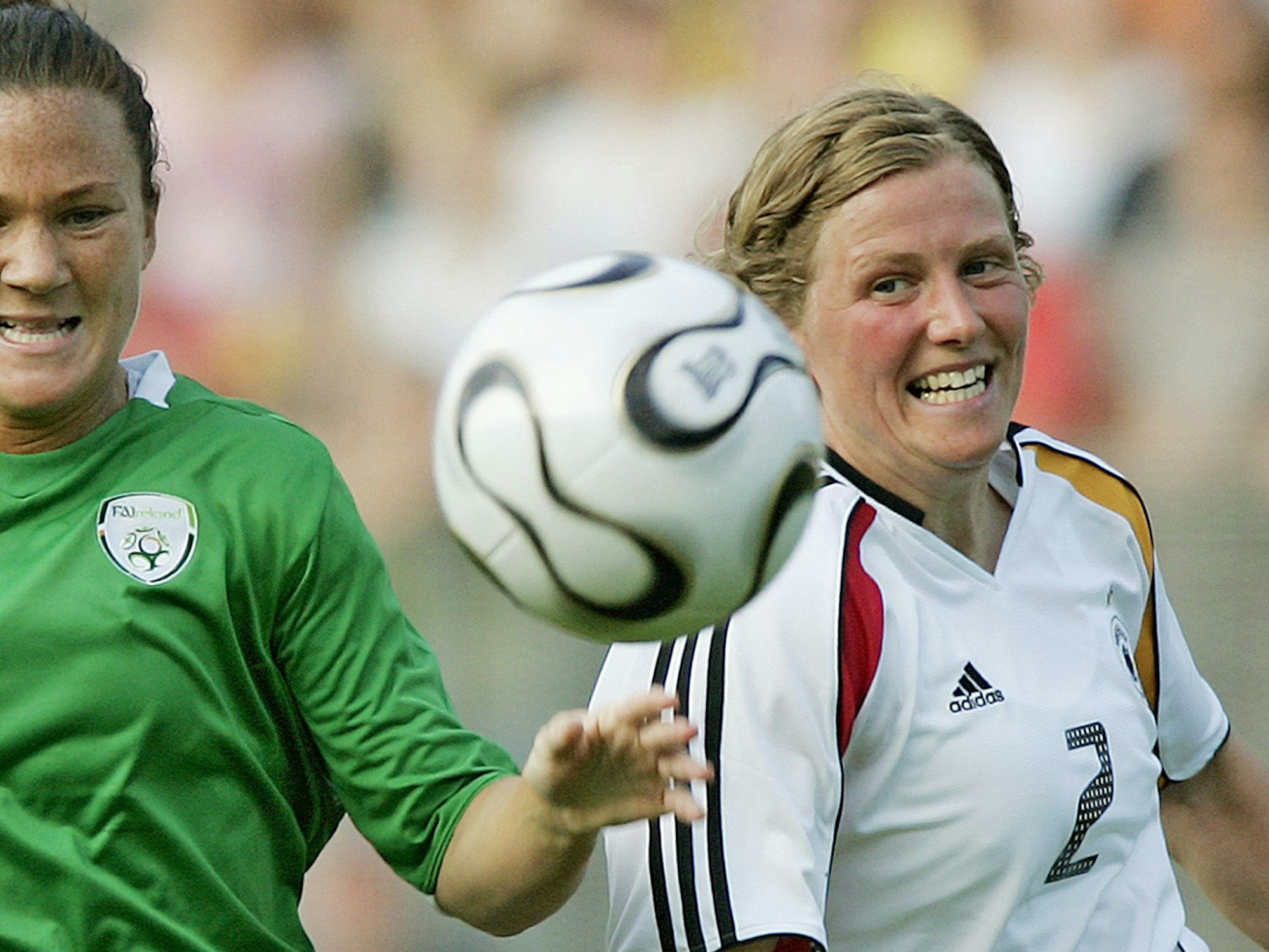 Die Deutsche Kerstin Stegemann und die Irin Michele O'Brien kämpfen um den Ball.