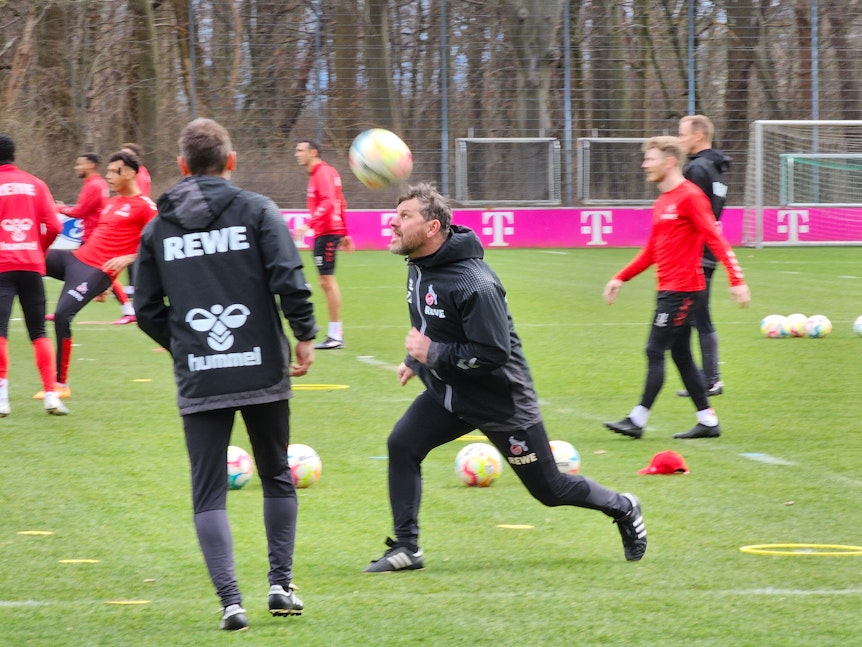 FC-Trainer Steffen Baumgart mischte im Training am Montag (13. März 2023) voll mit.