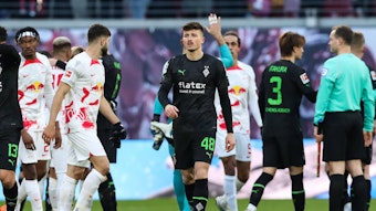 Semir Telalovic von Borussia Mönchengladbach geht nach seinem zweiten Bundesliga-Einsatz im Spiel bei RB Leipzig am 11. März 2023 über den Rasen im Leipziger Stadion.
