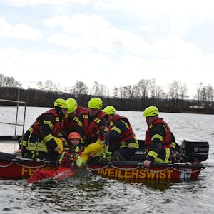 Bei der Übung mit der DLRG sollten die Rettungskräfte der Feuerwehr Weilerswist die Rettung von im Wasser treibenden Personen simulieren.