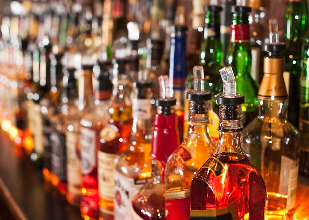 Eine Auswahl an Spirituosen in einer Bar