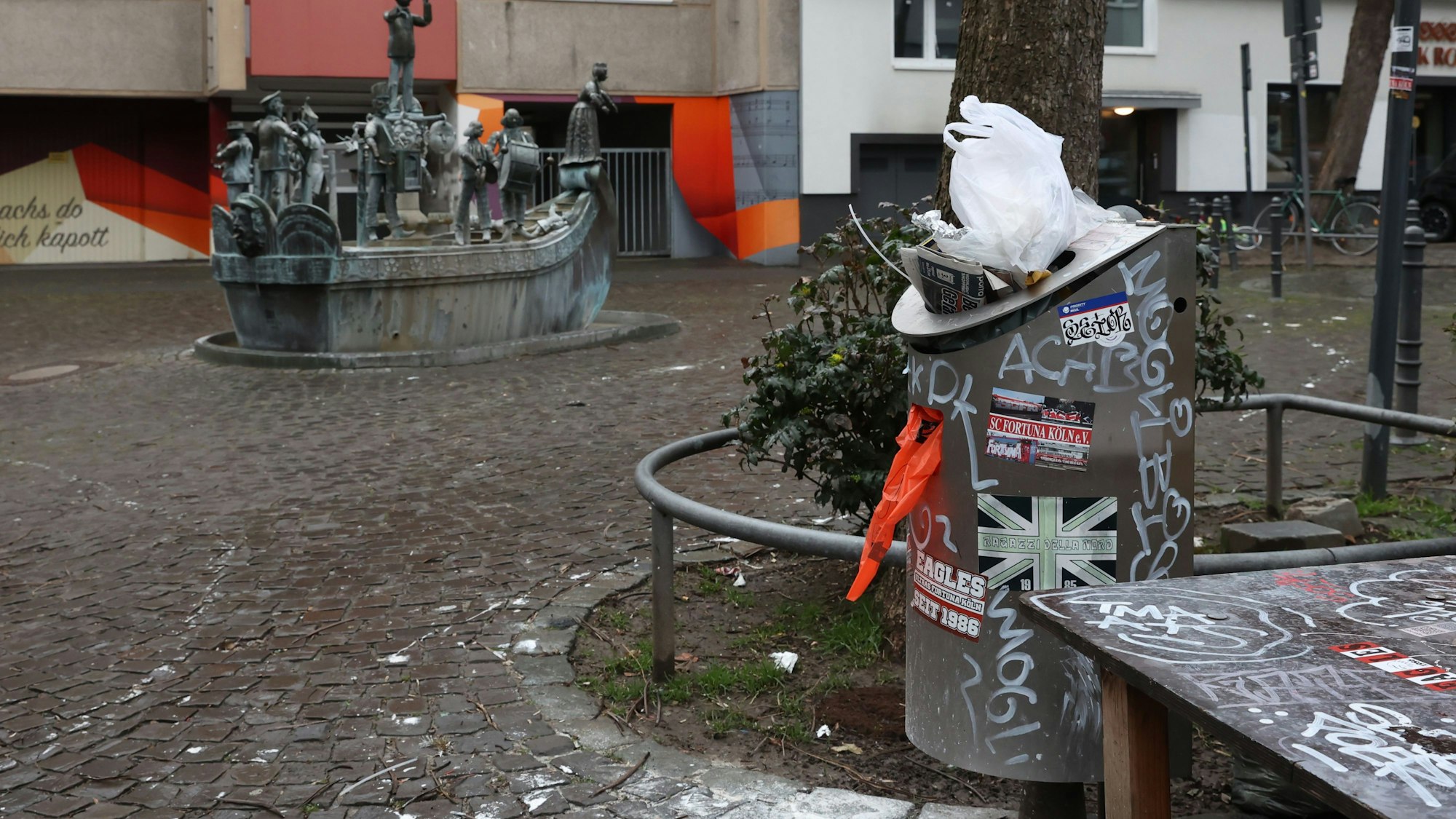 Ungeleerte Mülltonnen und Müllreste auf dem Karl-Berbuer-Platz