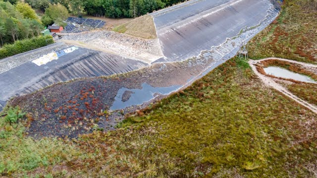 Das Luftbild zeigt den Damm der Steinbachtalsperre nach der Flutkatastrophe.