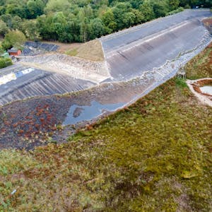 Das Luftbild zeigt den Damm der Steinbachtalsperre nach der Flutkatastrophe.