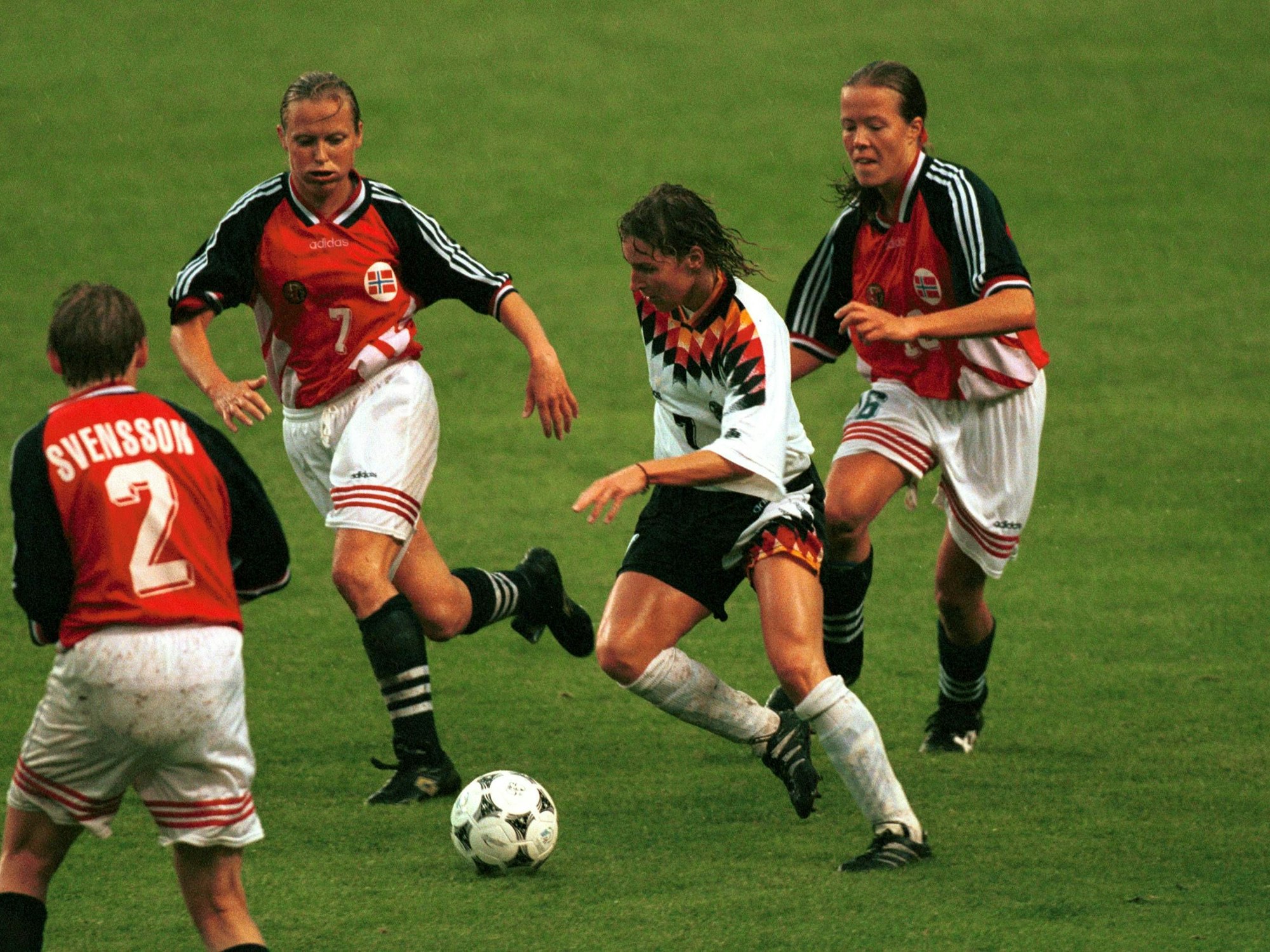 Voss-Tecklenburg wird von vier norwegischen Gegenspielerin gepresst.