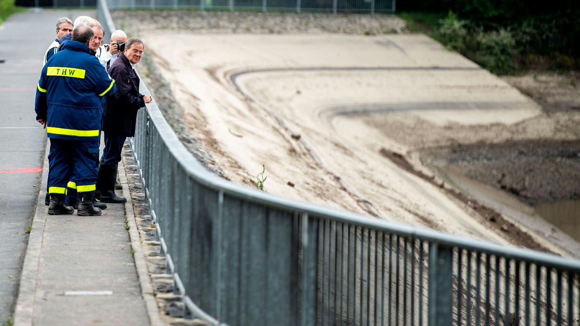 Auch der damalige NRW-Ministerpräsident Armin Laschet machte sich ein Bild vom Staudamm.
