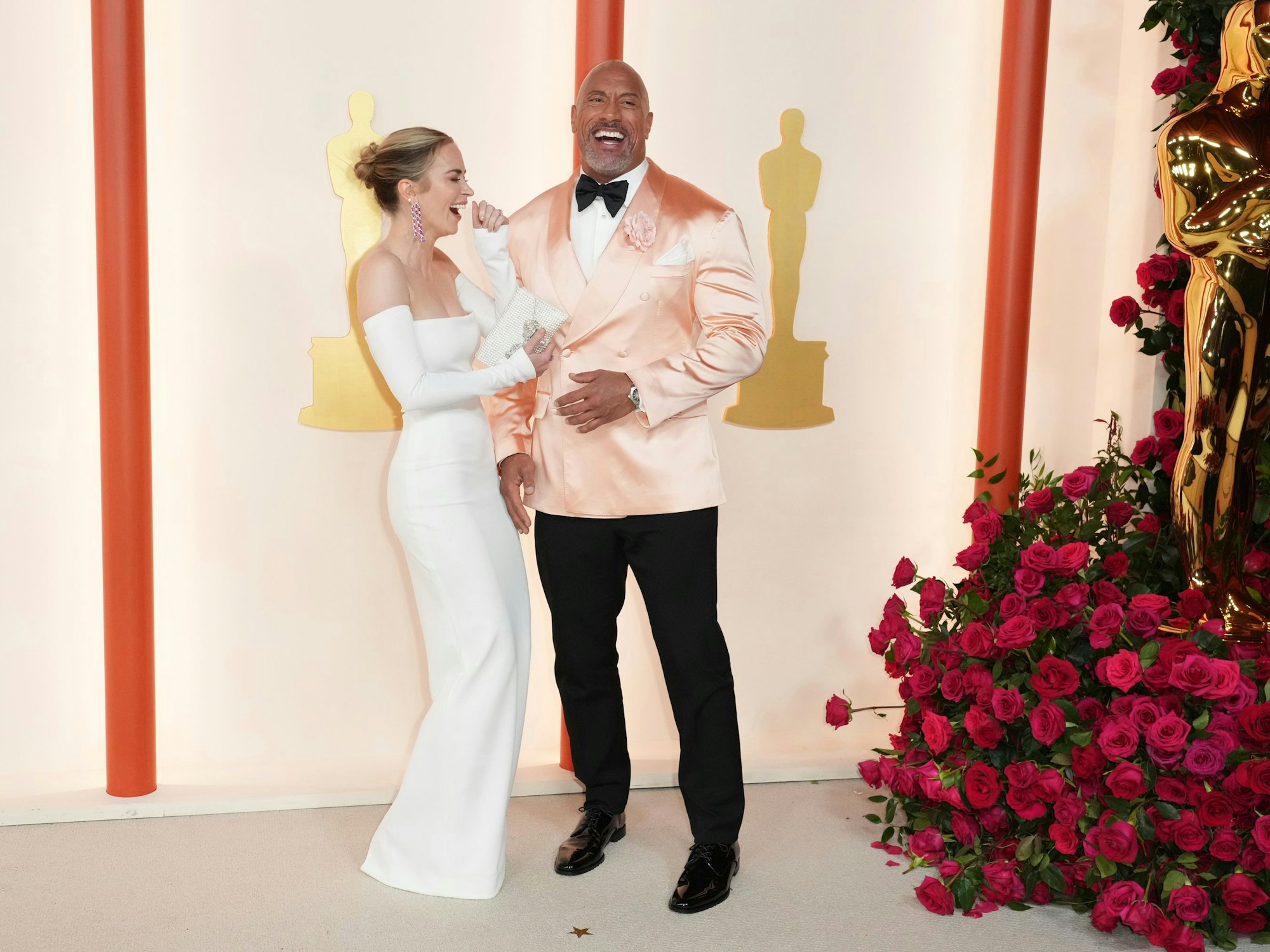 Schauspielerin Emily Blunt und Schauspieler Dwayne Johnson kommen zur Verleihung der 95. Academy Awards im Dolby Theatre.