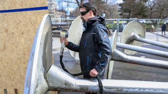 Ein Mann mit Schutzbrille reinigt das Kunstwerk „Wasserkinetische Plastik“ am Ebertplatz mit einem Lasergerät.
