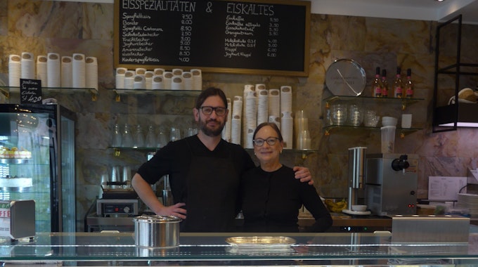 
Foto 1 bis 3: Konstantin und Elisabeth Wegener haben nach 19 Monate Zwangspause ihr Café Amorini wiedereröffnet

Foto 4: Niklas Neumann (links) und Kiryarash Ebrahimi sind wichtige Stützen im Team des Café Amorini.

