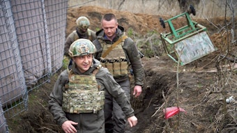 Wolodymyr Selenskyj (vorne), Präsident der Ukraine, besucht im April 2021 – Monate bevor Wladimir Putin seinen Angriff startete, die Region Donezk. Begleitet wird er wie immer von Maxim Donez.
