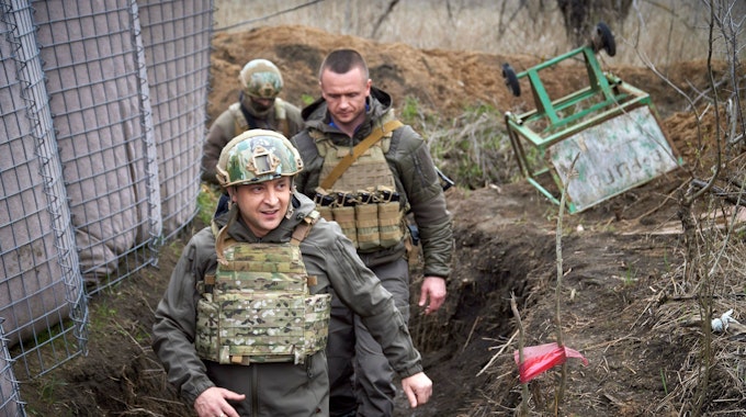 Wolodymyr Selenskyj (vorne), Präsident der Ukraine, besucht im April 2021 – Monate bevor Wladimir Putin seinen Angriff startete, die Region Donezk. Begleitet wird er wie immer von Maxim Donez.