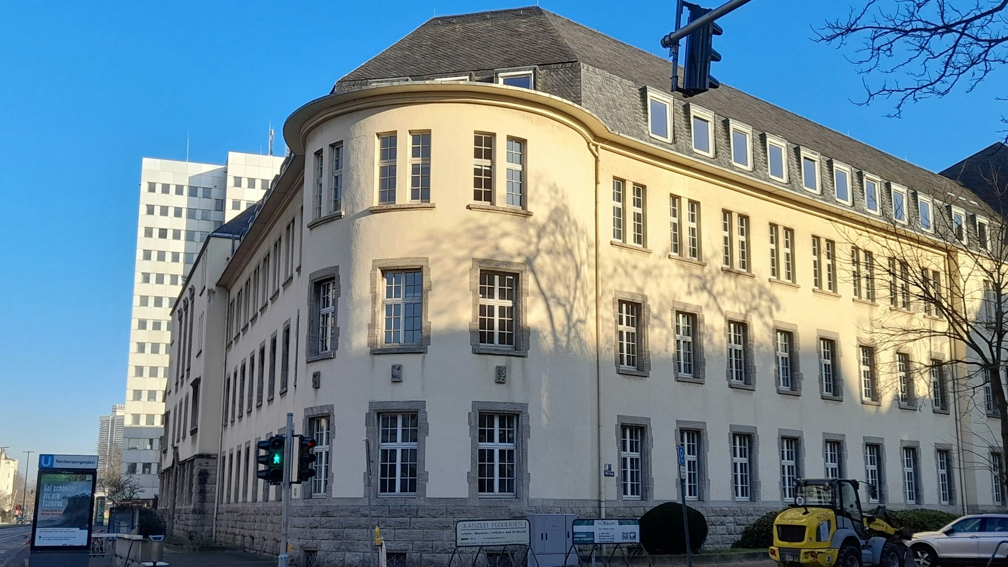 Der Altbau Wörthstraße 1-3 und das Hochhaus Riehler Platz 2, stehen nach dem Auszug der Oberfinanzdirektion Köln leer.