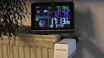 Ein Thermometer mit digitaler Anzeige auf einer Heizung.