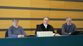 Schöffin Alexandra Blankenheim (v.l.), Richter Dr. Wolfgang Schmitz-Jansen und Schöffe Dr. Norbert Golz im Amtsgericht Euskirchen.
