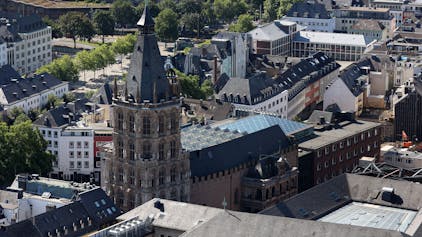 Das Bild zeigt das Historische Rathaus vom Dom aus fotografiert.