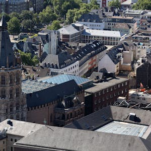 Das Bild zeigt das Historische Rathaus vom Dom aus fotografiert.
