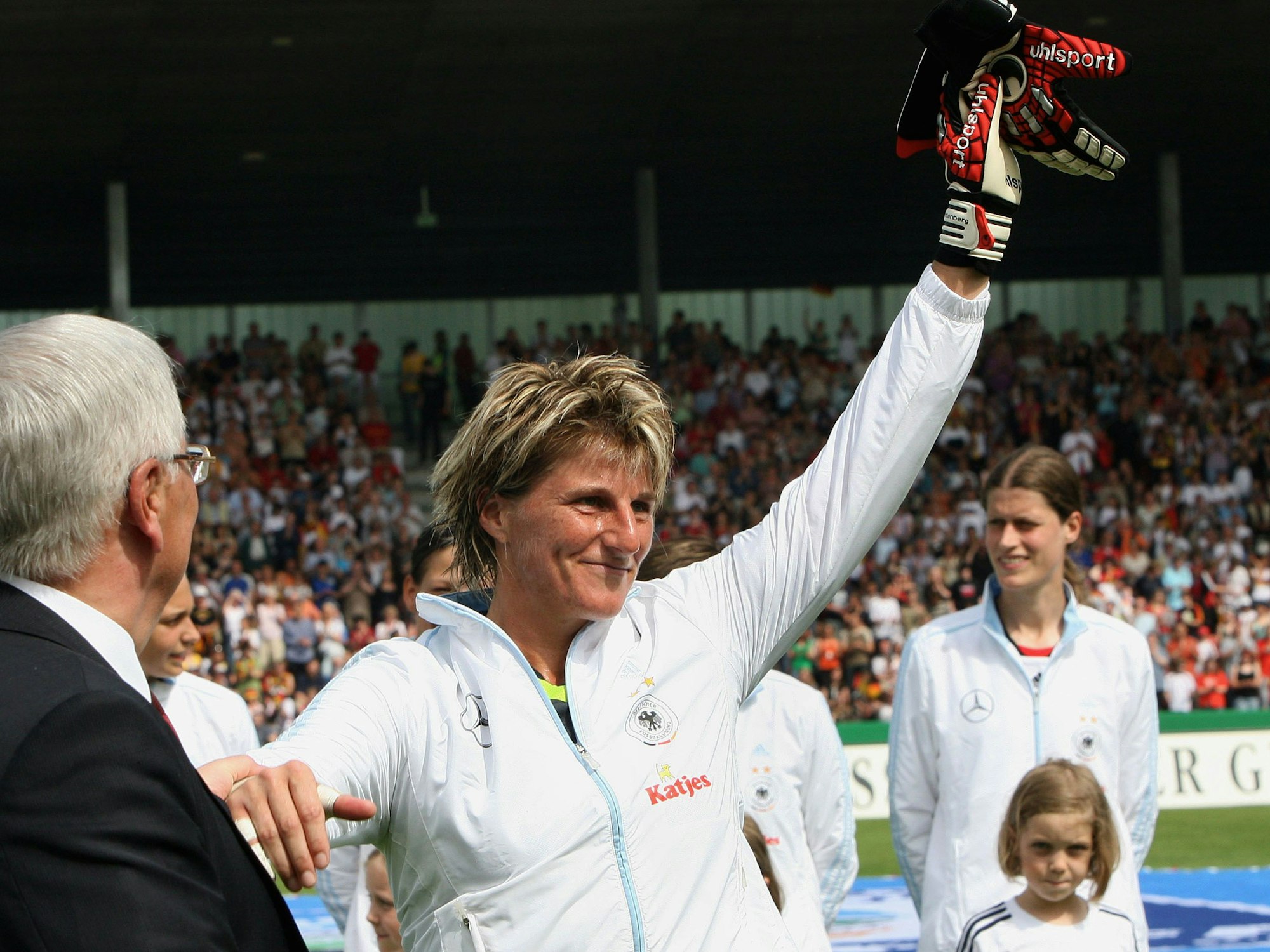 Torfrau Silke Rottenberg winkt den Zuschauern zu, nachdem sie von DFB-Präsident Theo Zwanziger offiziell verabschiedet wurde.