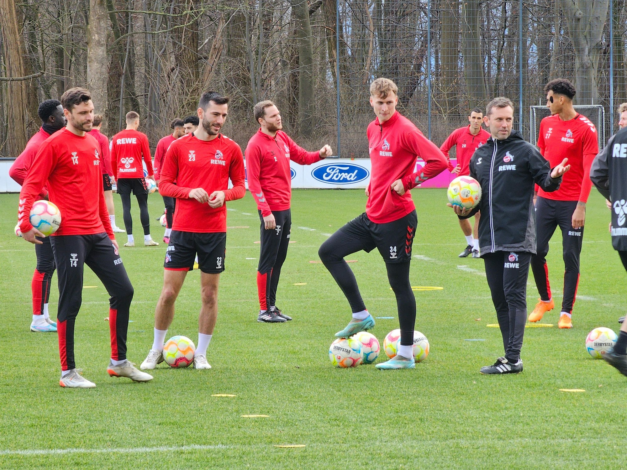 Die Spieler des 1. FC Köln beim Training am Montagmittag (13. März 2023).