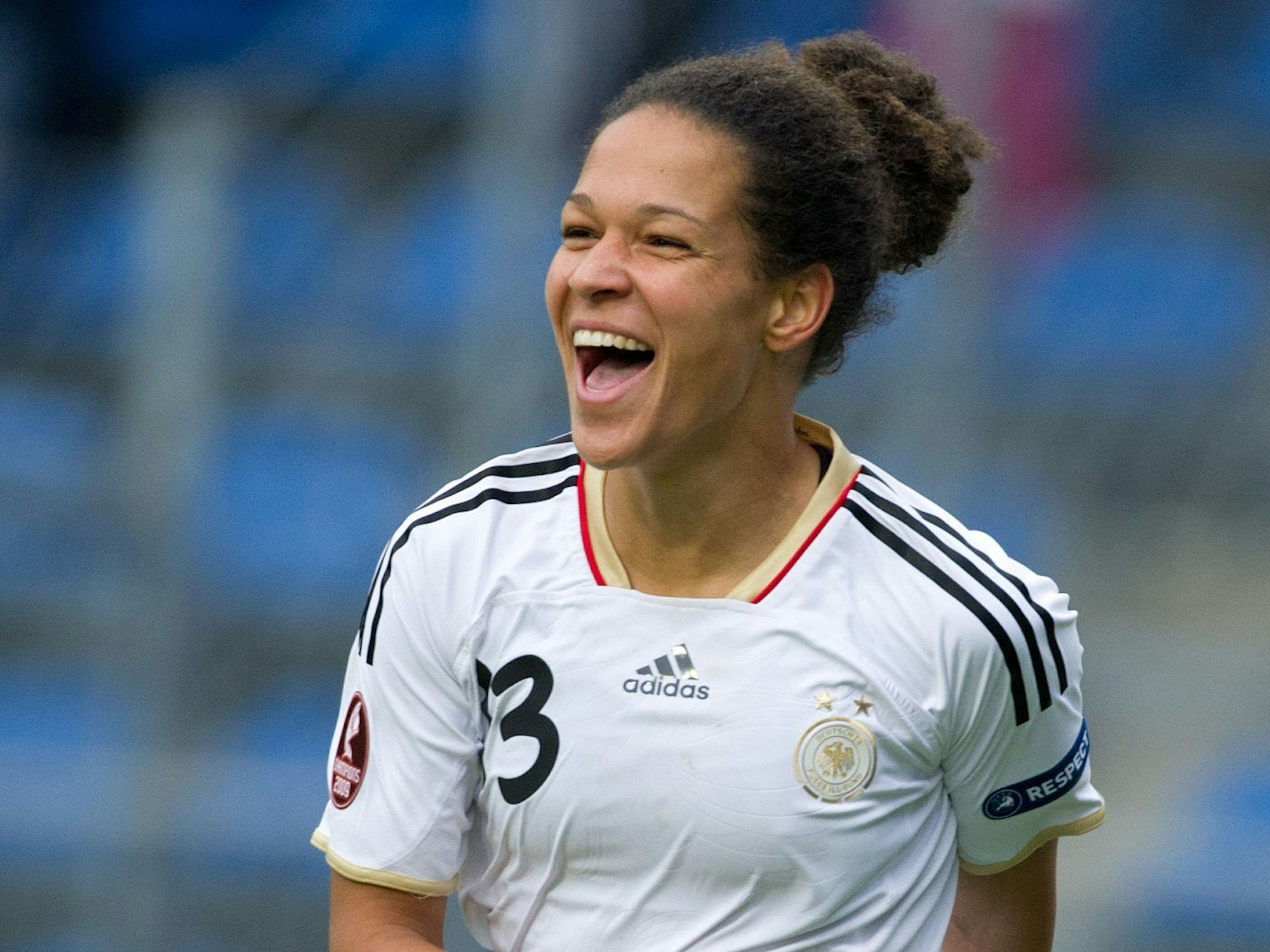 Deutschlands Nationalspielerin Celia Okoyino da Mbabi (später Celia Sasic) jubelt im EM-Qualifikationsspiel gegen Spanien am in Mannheim.