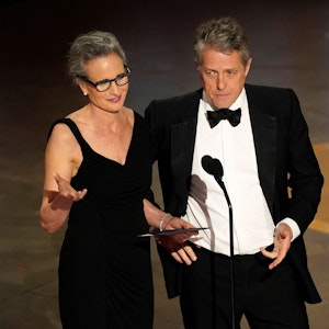 Andie MacDowell und Hugh Grant präsentieren den Preis für das beste Produktionsdesign bei der Oscar-Verleihung im Dolby Theatre in Los Angeles.
