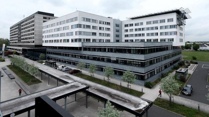 Neubau auf dem Gelände der Klinik in Merheim, im Hintergrund ein älteres Krankenhausgebäude