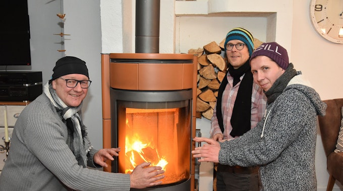 Wenigstens ein bisschen Wärme genießen an einem Feuerofen die Kontrahenten Armin Reusch, Michael Grube und Daniel Keck.