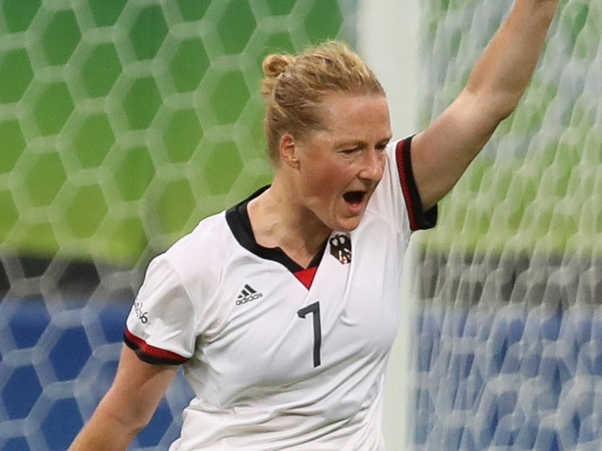 Nationalspielerin Melanie Behringer jubelt, nachdem sie im Viertelfinale des Fußball-Turniers bei den Olympischen Sommerspielen in Rio de Janeiro im Spiel Deutschland gegen China ein Tor erzielt hat.