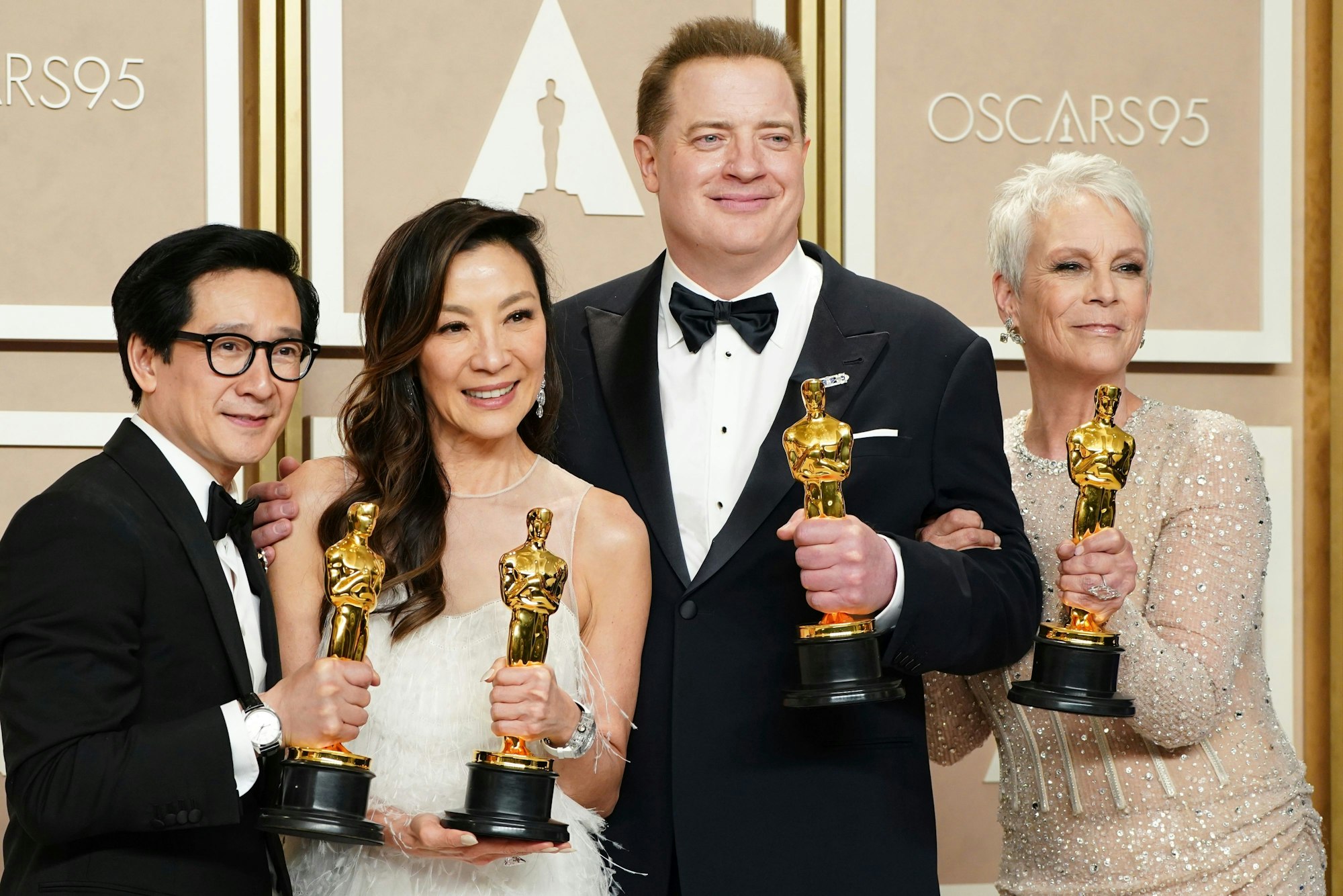 Ke Huy Quan (l-r), Michelle Yeoh, Brendan Fraser und Jamie Lee Curtis posieren mit ihren Trophäen im Presseraum der Oscar-Verleihung im Dolby Theatre in Los Angeles.