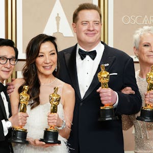 Ke Huy Quan (l-r), Michelle Yeoh, Brendan Fraser und Jamie Lee Curtis posieren mit ihren Trophäen im Presseraum der Oscar-Verleihung im Dolby Theatre in Los Angeles.&nbsp;