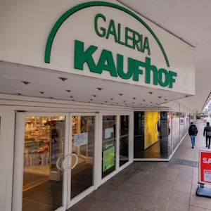 Blick auf eine Galeria-Kaufhof-Filiale in Duisburg – eines der Häuser, das geschlossen werden soll. Das Kaufhaus soll am 30. Juni 2023 dichtmachen.