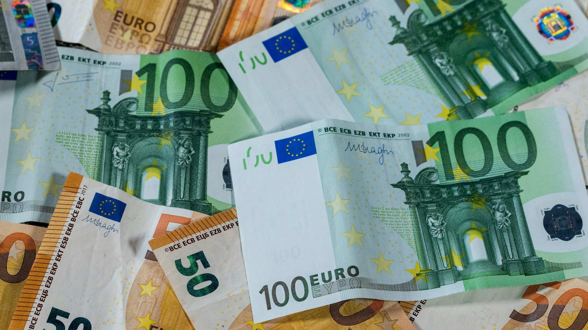 Ein Stapel 100- und 50-Euro-Scheine
