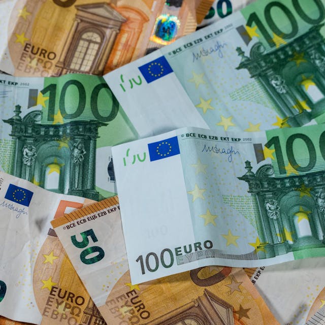 Ein Stapel 100- und 50-Euro-Scheine