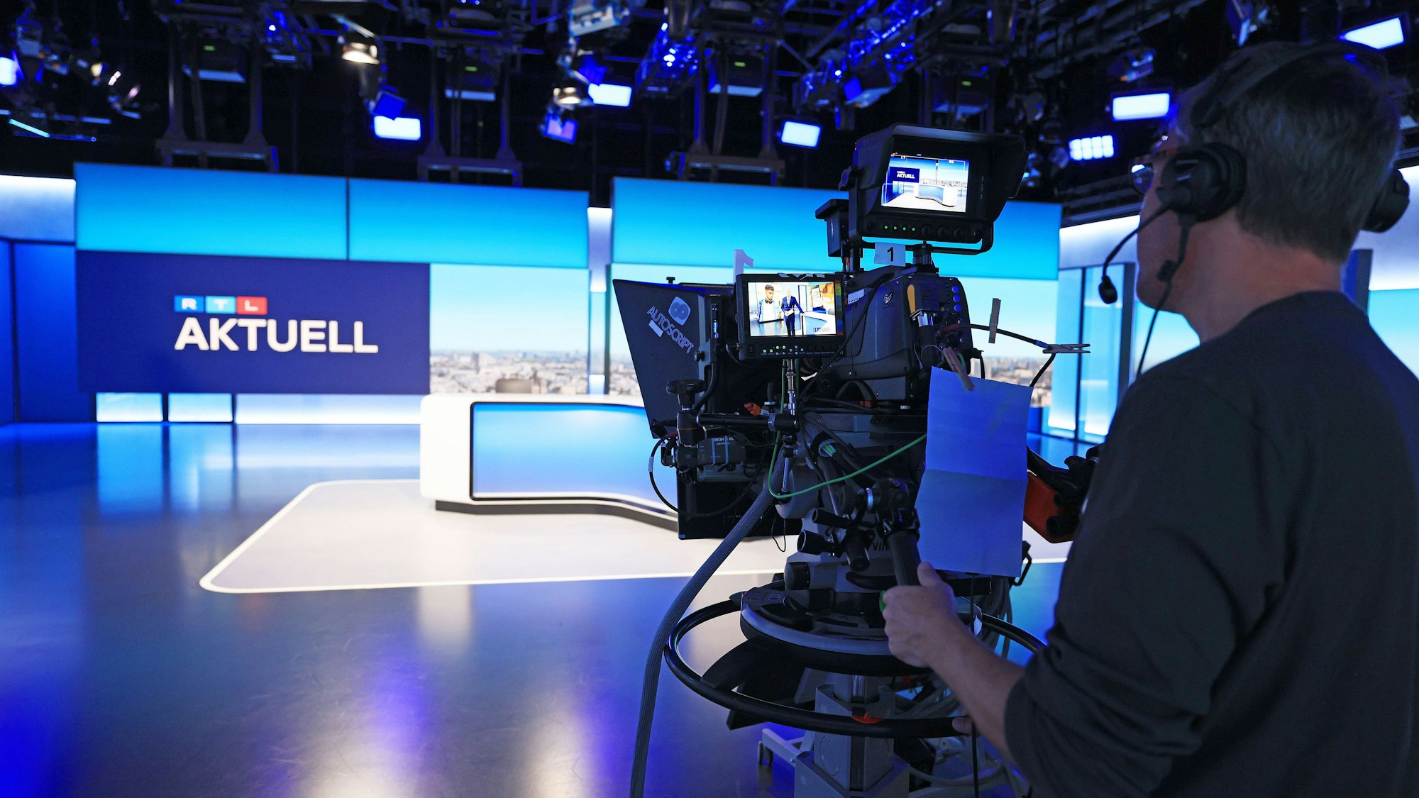Ein Kameramann steht in dem im September 2022 neu eingeführten „RTL aktuell“-Studio. (Archivbild)