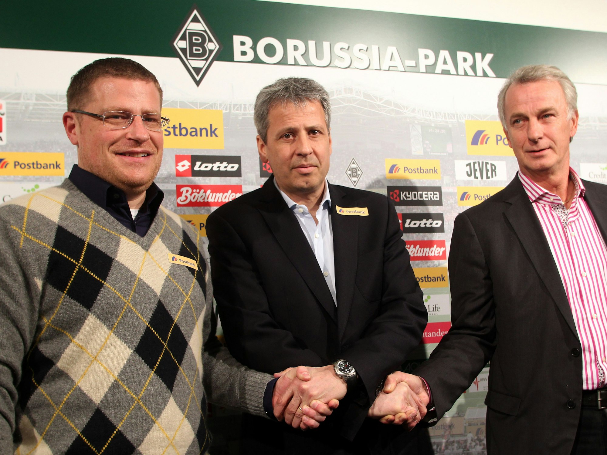 Der Schweizer Lucien Favre, neuer Trainer beim Fußball-Bundesligisten Borussia Mönchengladbach, wird bei einer Pressekonferenz in Mönchengladbach von Gladbachs Vizepräsident Rainer Bonhof und Sportdirektor Max Eberl vorgestellt.